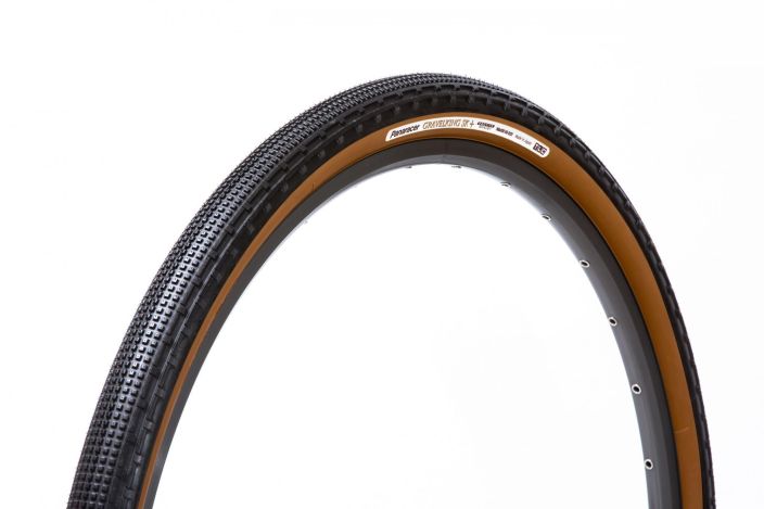 Panaracer Gravelking Plus+ SK Brown 32mm Erittain vahvasti pistosuojattu Gravel -rengas ruskealla kyljella. Pistosuojattu +