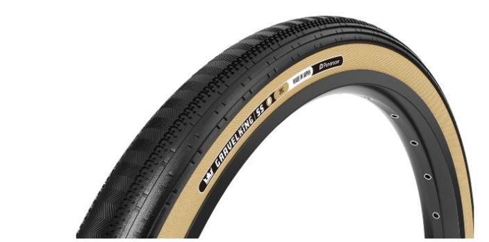 Panaracer Gravelking SS R Black/Amber 700x45 Semislick Cyclocross-Gravel -rengas. Keskelta silea, reunoilla pieni nappula.