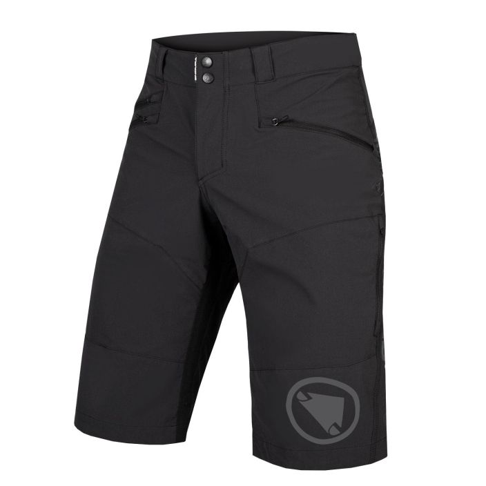 Endura SingleTrack Short II Black Kestavat ajoshortsit tehty nylonista. Joustopaneelit edessa ja takana. Etutaskut Takatasku