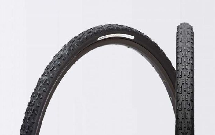 Panaracer Gravelking Mud Brown Cyclocross-Gravel -rengas Mud-kuviolla ja ruskealla kyljella. 700c/622 33mm / 300gr 35mm /