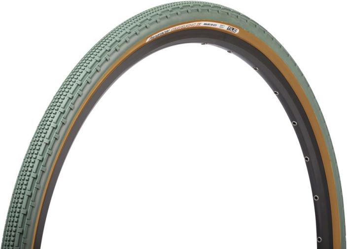 Panaracer Gravelking SK Olive Brown 32mm Cyclocross-Gravel -rengas vihrealla kumilla ja ruskealla kyljella. Pistosuojattu