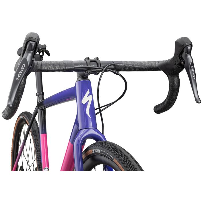 Specialized Crux Comp Carbon Gloss Carbon / Purple Haze / Rebel Pink / Birch Crux, maailman kevyin gravel-pyora, tekee