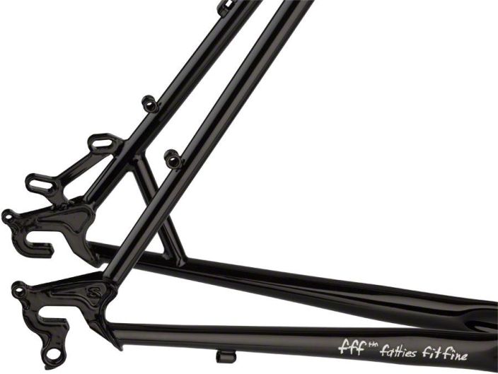 Surly Straggler Frameset 650b Black Hieman sporttisemmalla geometrialla tehty Surlyn-terasrunko. Paikat tavaratelineelle ja