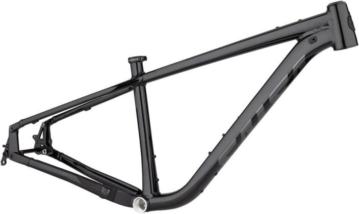 Salsa Timberjack Frame Black Reippaaseen polkuajeluun sopiva Timberjack, uudistuneella geometrialla. Pidemmi, matalampi ja