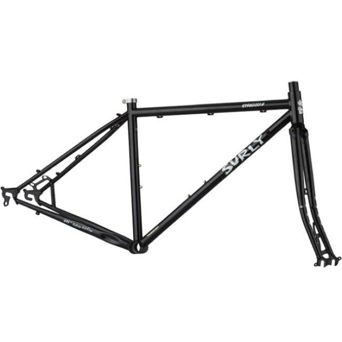 Surly Straggler Frameset 700c Black Hieman sporttisemmalla geometrialla tehty Surlyn-terasrunko. Paikat tavaratelineelle ja