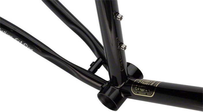 Surly Straggler Frameset 650b Black Hieman sporttisemmalla geometrialla tehty Surlyn-terasrunko. Paikat tavaratelineelle ja