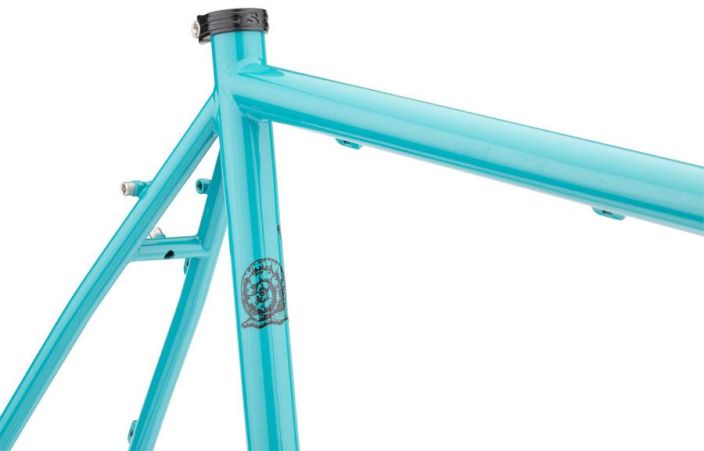 Surly Straggler Frameset 700c Chlorine Dream Hieman sporttisemmalla geometrialla tehty Surlyn-terasrunko. Paikat