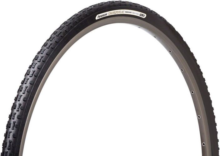 Panaracer Gravelking AC Black 35mm Cyclocross-Gravel -rengas hieman isommalla ja avonaisemmalla kuviolla. Pistosuojattu