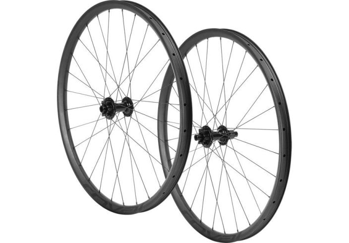 Roval Traverse 29 Carbon 148 Laadukkaat hiilikuituiset maastokiekot. 29&quot; etunapa 110mmx15mm takanapa 148mmx12mm 6-pultti