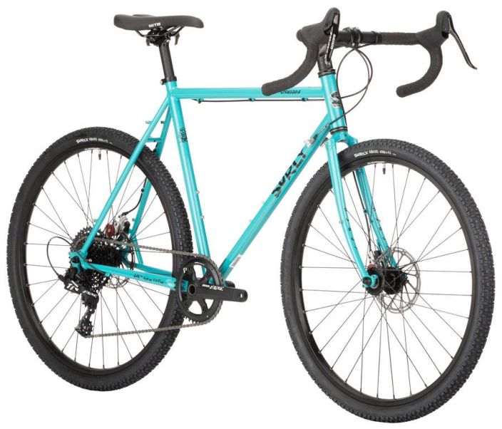 Surly Straggler 650Blue Hieman sporttisemmalla geometrialla tehty Surlyn-teraspyora. Paikat tavaratelineelle ja