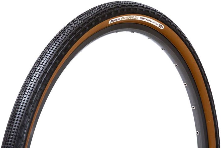 Panaracer Gravelking Plus+ SK Brown 650b 48mm Erittain vahvasti pistosuojattu Gravel -rengas ruskealla kyljella.