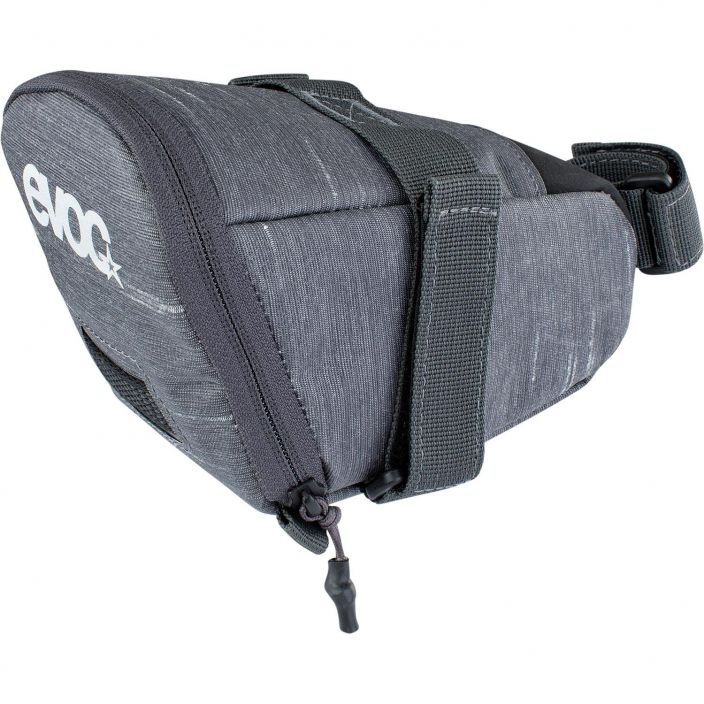 Evoc Seat Bag Tour M Grey Vettahylkiva satulalaukku Koko: Medium Tilavuus: 0.7 L Paino: 76 gr Koko: 9.5 x 15 x 8.5 cm
