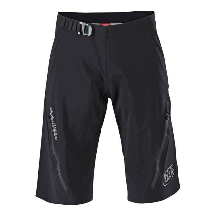 Troy Lee Design Resist Short Black Uusi Vedenpitavat kolmikerrosshortsit teipatuilla saumoilla. Kaksi taskua edessa Yksi