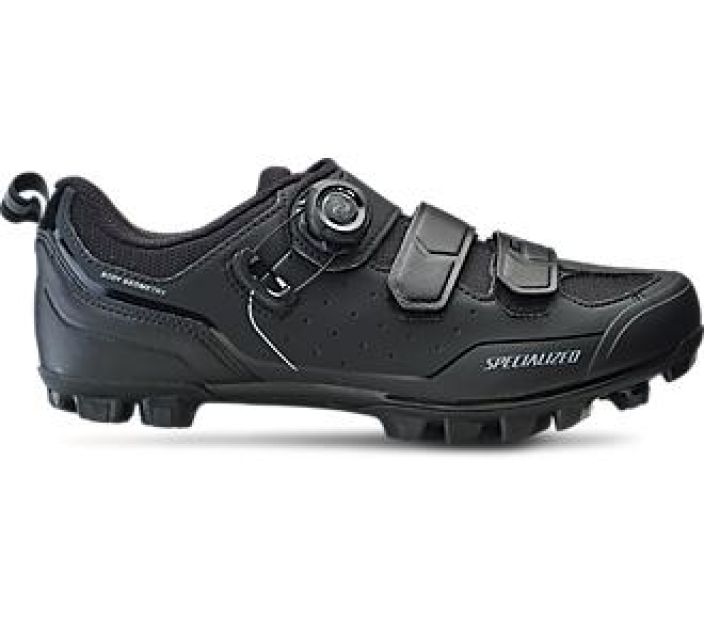 Specialized Comp MTB Shoe Hyvin jalkaan istuva ja tukeva maastokenka. Kaksi tarraa seka Boa-kiristys. SPD-klossille