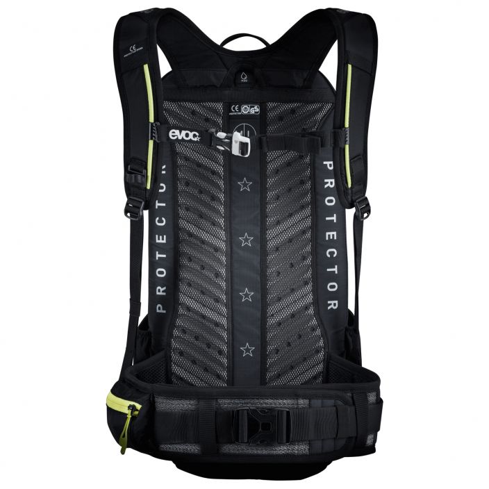 Evoc FR Enduro Blackline 16L Selkapanssarilla varustettu tilava paivareppu. Koko: M/L Tilavuus: 16 L Paino: 1050 gr Mitat: