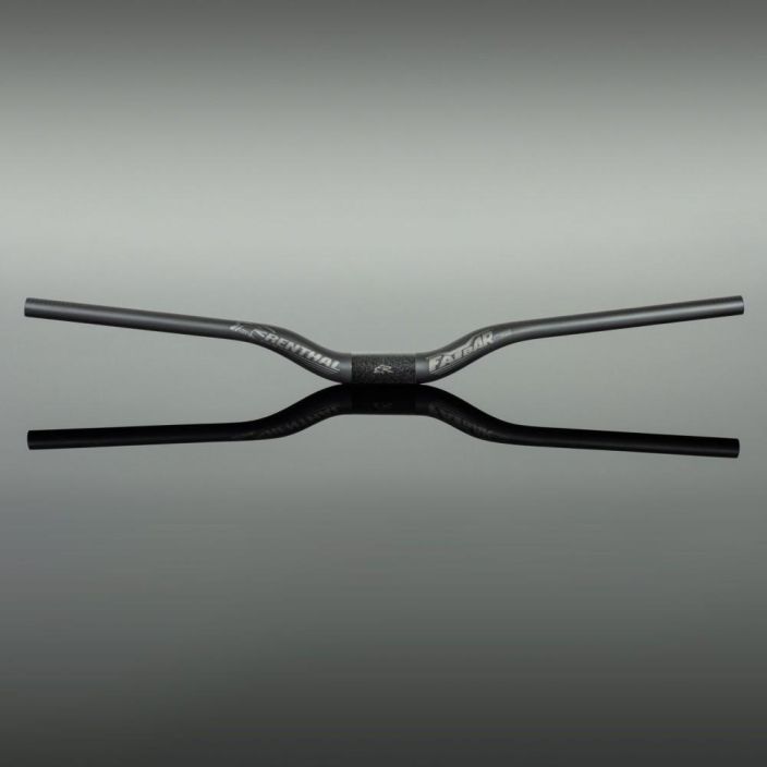 Renthal Fatbar Carbon35 40mmm Uusi logo, legendaarinen kestavyys. Width 800mm Backsweep 7° Upsweep 5° Rise 40mm Clamping