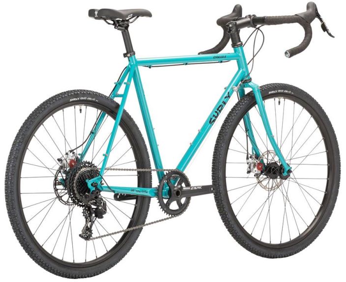 Surly Straggler 650Blue Hieman sporttisemmalla geometrialla tehty Surlyn-teraspyora. Paikat tavaratelineelle ja