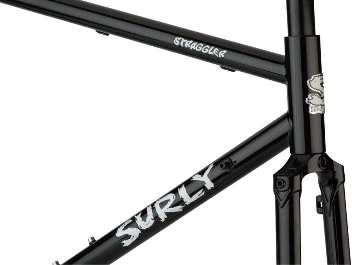 Surly Straggler Frameset 650b Black Hieman sporttisemmalla geometrialla tehty Surlyn-terasrunko. Paikat tavaratelineelle ja