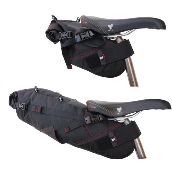 Revelate Designs Pika Seat Bag Satulan taakse kiinnittyva tilava ja tukeva laukku. Tilava aukko, avataan ja suljetaan