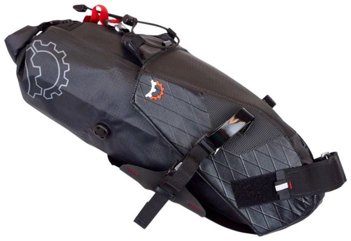 Revelate Designs Terrapin System Seat Bag 8L Tukeva satulalaukku, josta saa laukku osan irti &quot;telineestaan&quot; helposti.