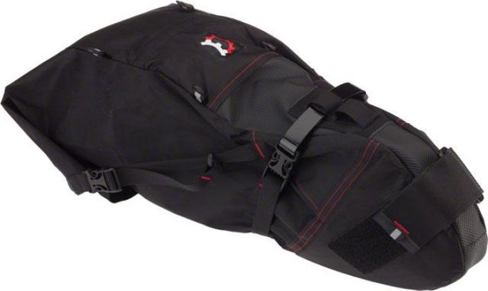 Revelate Designs Viscacha Seat Bag Satulan taakse kiinnittyva tilava ja tukeva laukku. Tilava aukko, avataan ja suljetaan