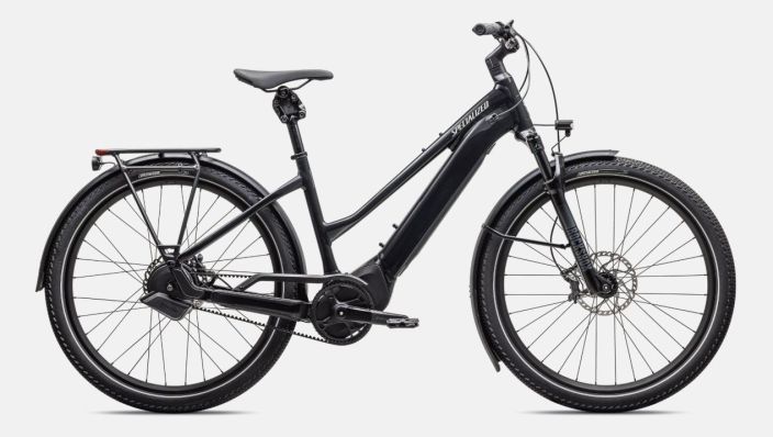 Specialized Vado 5.0 IGH ST Black Taysin varusteltu naisten sahkopyora. Valot edessa ja takana, lokasuojat, seisontajalka,