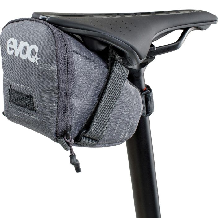 Evoc Seat Bag Tour M Grey Vettahylkiva satulalaukku Koko: Medium Tilavuus: 0.7 L Paino: 76 gr Koko: 9.5 x 15 x 8.5 cm