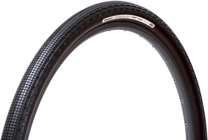 Panaracer Gravelking Plus+ SK Black 50mm Erittain vahvasti pistosuojattu Gravel -rengas mustalla kyljella. Pistosuojattu +