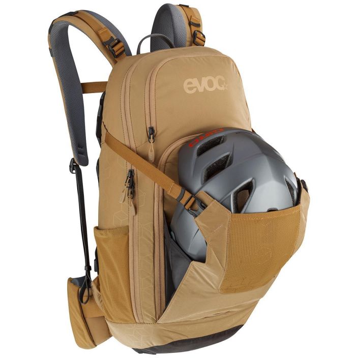 Evoc Neo 16L S/M Selkapanssarilla varustettu tilava paivareppu. Koko: S/M Tilavuus: 16 L Paino: 1580 gr Mitat: 27 x 52 x 11