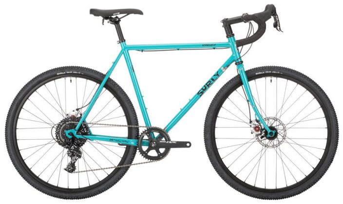 Surly Straggler 650Blue Hieman sporttisemmalla geometrialla tehty Surlyn-teraspyora. Paikat tavaratelineelle ja