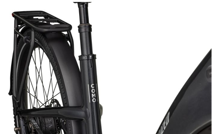 Specialized COMO 4.0 IGH NB Black Taysin varusteltu naisten matalarunkoinen hihnavetoinen sahkopyora. Valot edessa ja