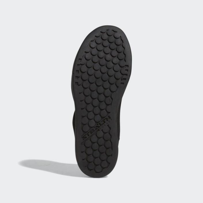 Five Ten Freerider Core Black Levealla lestilla oleva tukeva flattipohjainen kenka, joka tarjoaa hyvan pidon polkimeen.