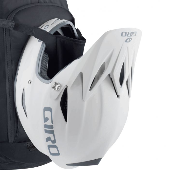 Evoc FR Enduro Blackline 16L Selkapanssarilla varustettu tilava paivareppu. Koko: M/L Tilavuus: 16 L Paino: 1050 gr Mitat: