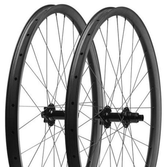 Roval Traverse 29 Carbon 148 Laadukkaat hiilikuituiset maastokiekot. 29&quot; etunapa 110mmx15mm takanapa 148mmx12mm 6-pultti