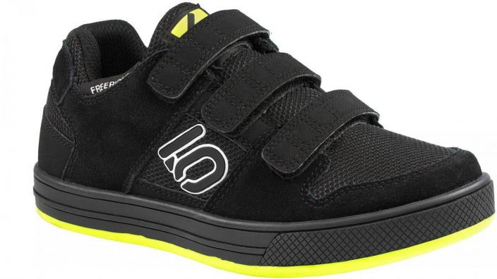 Five Ten Freerider Kids VCS Black Lasten tukeva flattipohjainen-kenka pyorailyyn. Hyvin pitava ja levea pohja Kolme