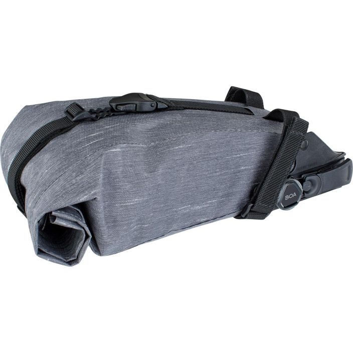 Evoc Seat Pack Boa M Grey Vedenpitava satulalaukku pikakiinnityksella ja Boa-kiristyksella. Koko: Medium Tilavuus: 2 L