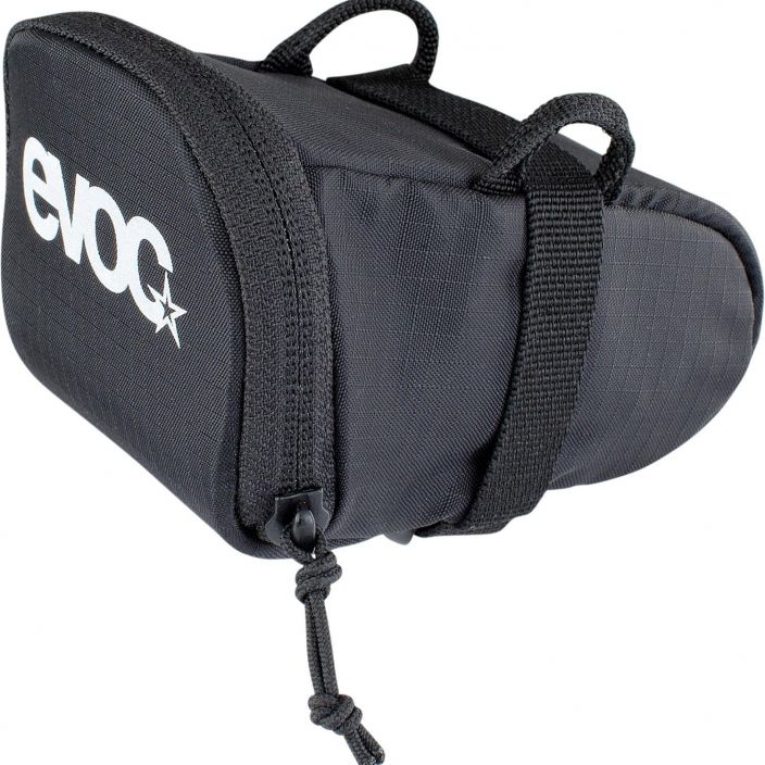 Evoc Seat Bag M Black Satulalaukku Koko: Medium Tilavuus: 0.7 L Paino: 41 gr Koko: 8.5 x 15 x 8 cm Heijastava logo.