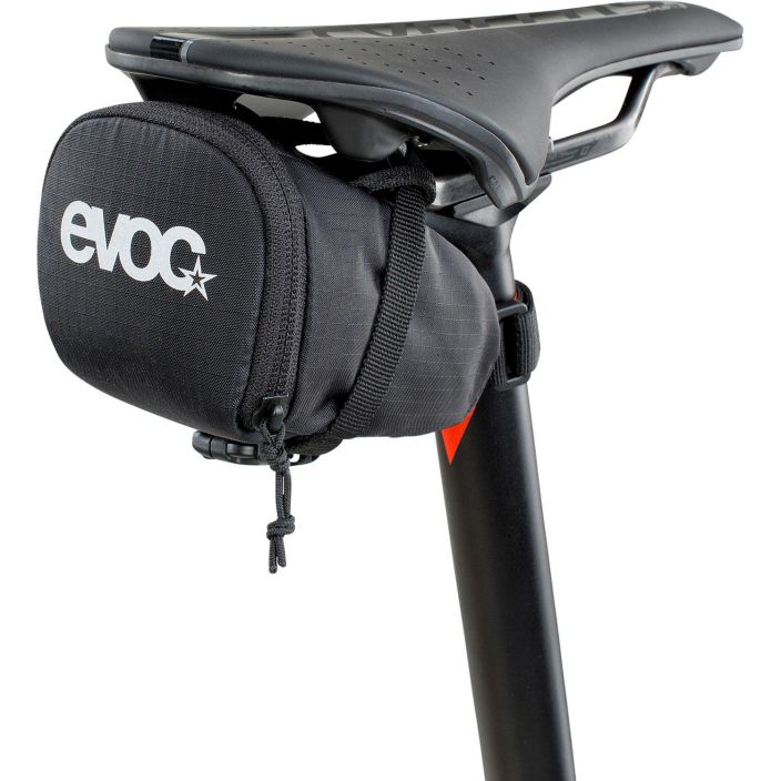 Evoc Seat Bag M Black Satulalaukku Koko: Medium Tilavuus: 0.7 L Paino: 41 gr Koko: 8.5 x 15 x 8 cm Heijastava logo.