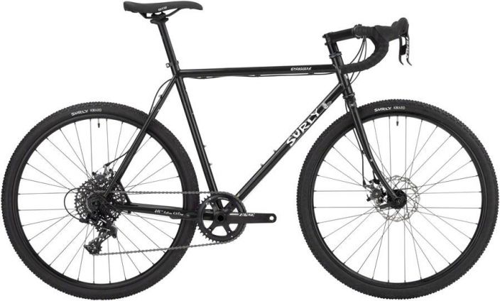Surly Straggler Bike 700c Black Hieman sporttisemmalla geometrialla tehty Surlyn-teraspyora. Paikat tavaratelineelle ja