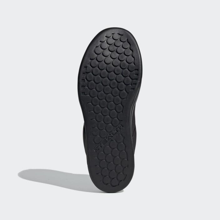 Five Ten Freerider Primeblue Core Black Levealla lestilla oleva tukeva flattipohjainen kenka, joka tarjoaa hyvan pidon