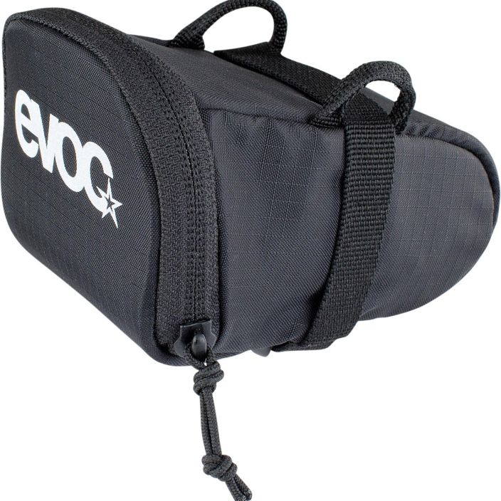 Evoc Seat Bag S Black Satulalaukku Koko: Small Tilavuus: 0.3 L Paino: 41 gr Koko: 8.5 x 13 x 7.5 cm Heijastava logo.