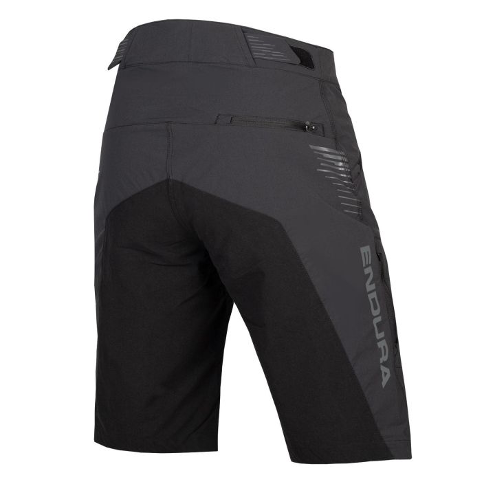 Endura SingleTrack Short II Black Kestavat ajoshortsit tehty nylonista. Joustopaneelit edessa ja takana. Etutaskut Takatasku